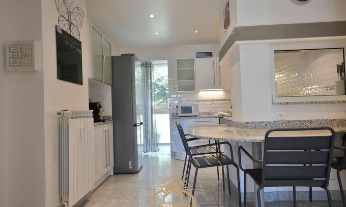 Grasse Apartment | LES GALAXIES Apartment for 4 By Sunset