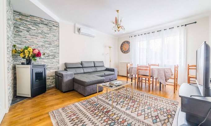 Brive-la-Gaillarde House | Les Rosiers - Maison JACUZZI