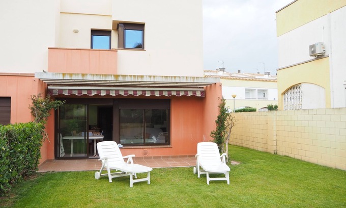 L'Escala House | Léscala house, communal swimming pool and private garden