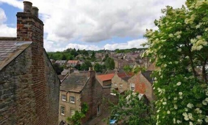 Richmond House | LetAway - The Curtain (13th Century Cottage)