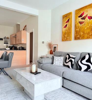 Southport Apartment | Lethbridge Villa 49 3-bedroom Apartment with Garden, Fibre WiFi, free parking, sleeps 6