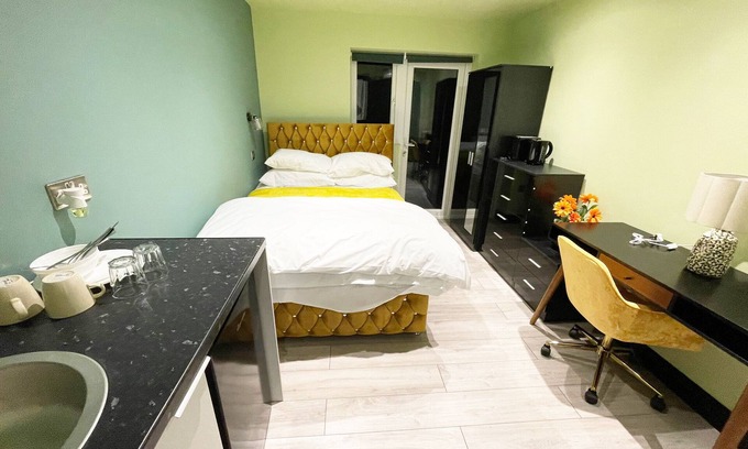 Rayners Lane Apartment | Letzi private en-suite, North Harrow.