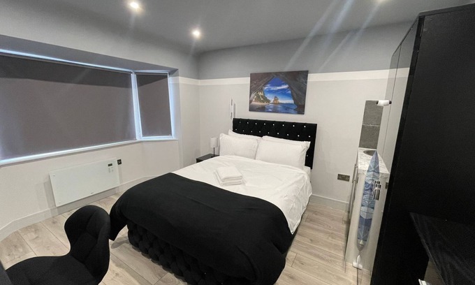 Pinkwell House | Letzi private en-suite, Near Heathrow Airport T3