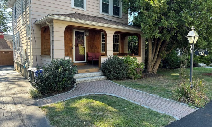 Lexington House | Lexington 4BR 1927 Farmhouse! Great location along route 2A close to Cambridge