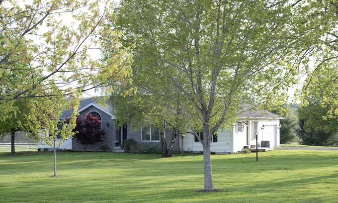 Oaks Corners Cottage | LG Backyard, BBQ Grill, Sleeps 12, Cottage in Stanley