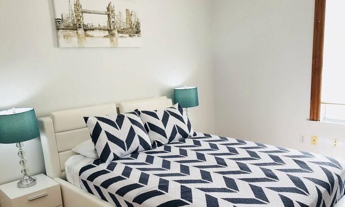 Dorchester House | Lg Suite for up to 6 ppl/2 floor