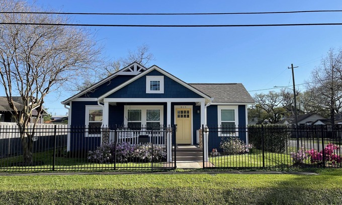 Greater Heights House | Li’l Blue Bungalow 2bd-2bath Sunset Heights