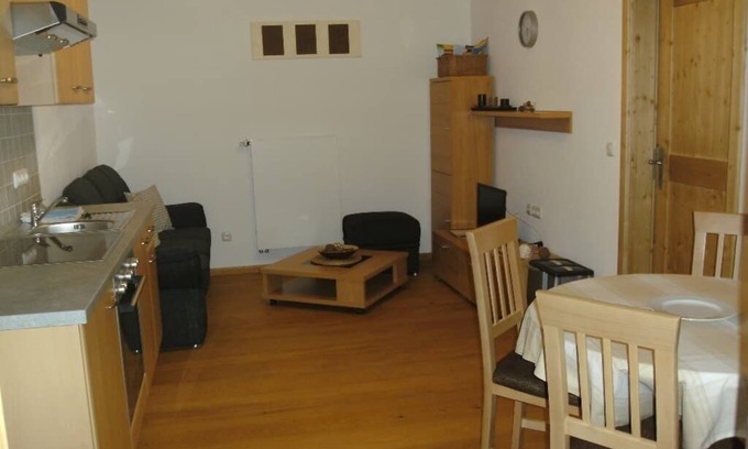 Neualbenreuth Apartment | Liebevoll eingerichtete FeWo für 1 bis 5 Personen mit Balkon