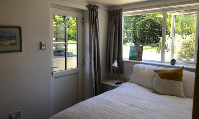 Falmouth Apartment | Light airy comfy small double room with en-suite