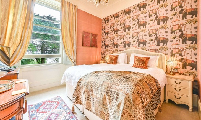 Torquay Apartment | Light & bright 1st floor apartment with superking/twin bed overlooks gardens