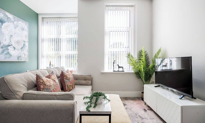 Bournemouth City Centre Apartment | Light, Bright & Full of Style. 1-Bed Apt with PKG