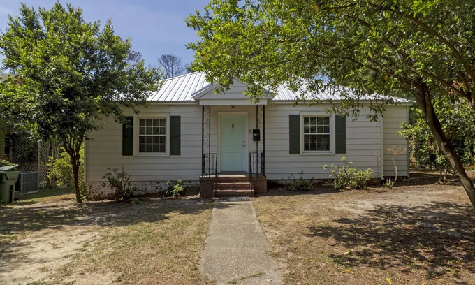 Sunset Park House | Light filled updated 1930s cottage in Sunset Park/3 Bedrooms 1 Bath - Sleeps 6