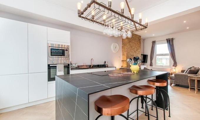 Margate Apartment | Lighthouse View - Apartment by the Sea