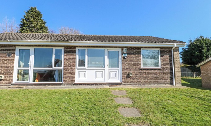 Winterton-on-Sea Cottage | LIGHTHOUSE VIEW, family friendly, with pool in Winterton-On-Sea