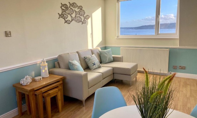 Scarborough Apartment | Lighthouse View, one min from harbour & beach