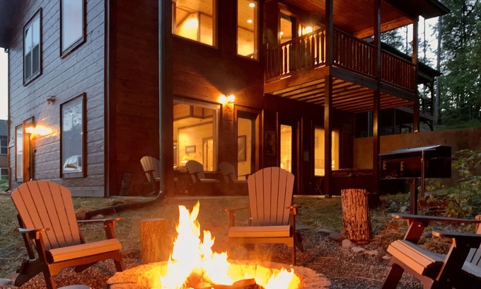 Gatlinburg Cabin | Like No Otter - Luxe Cabin - Hot Tub & Game Room - 1 Mi to Downtown Gatlinburg