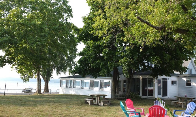 Beulah Cottage | Lil's on the Lake - LARGE, CHARMING, AND PET-FRIENDLY COTTAGE ON CRYSTAL LAKE!