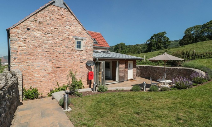 Wells House | LILAC COTTAGE, pet friendly, character holiday cottage in Wells