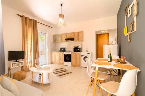 Petaloudes Apartment | Lilliput Garden