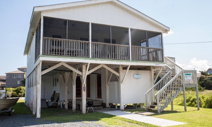 Hatteras Cottage | Lilly's Pad is a Classic Beach Box in Hatteras located one back from the beach!
