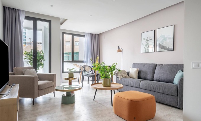 Hostafrancs Apartment | limehome Barcelona Rector Triadó |2-BR Apt+balcony