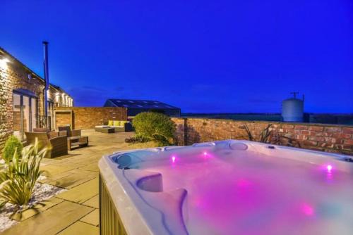 Grange de Lings House | Lincoln 4-Beds Sleeps 13 Hot Tub & Pet Friendly