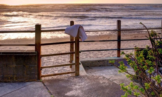 Lincoln City House | Lincoln City's Oceanfront 'SandGate Oregon' w/private beach access & hot tub!