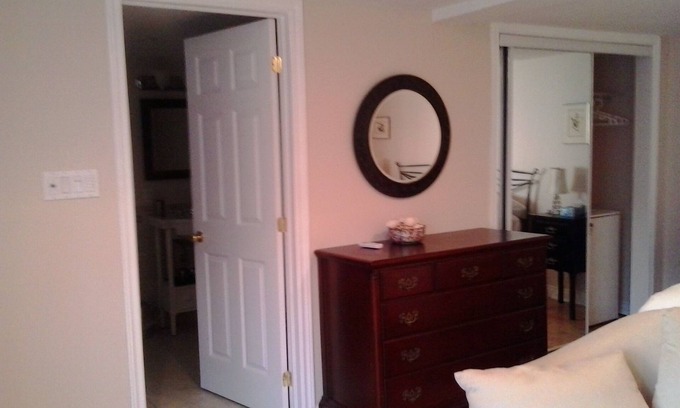 New London Bed & Breakfast | Linden Homestead: Modern King Bed B&B suite in Century Farm House