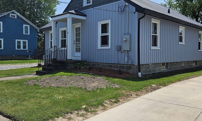 Geneva-on-the-Lake House | Linny's GOTL Cottages n"Blue Pearl" 3-bedroom house on the strip in GOTL, spire
