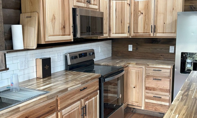 Huddleston Cabin | Little Annie's Cabin in Huddleston. Tucked away on 5 acres with hot tub. n