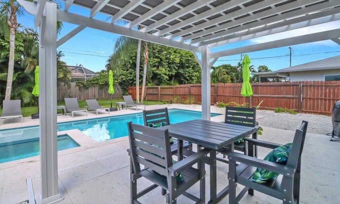 Naples Park Cottage | Little Beach House w/POOLandSPA - Vanderbilt Beach