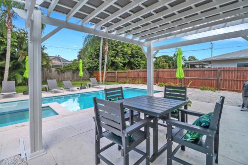 Naples Park House | Little Beach House w/POOL&SPA - 5 minutes to Vanderbilt Beach (Pet Friendly)