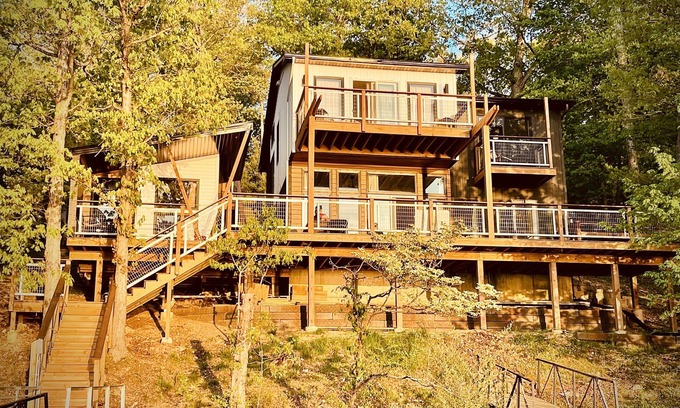 Linn Creek House | LITTLE BLACK SHACK a 5b-3ba lakehouse on the Main channel of Lake of the Ozarks
