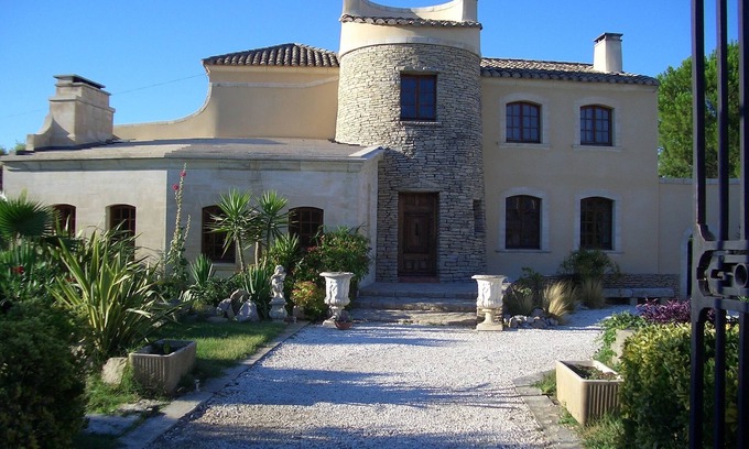 Lunel House | LITTLE CASTLE NEAR THE CAMARGUE