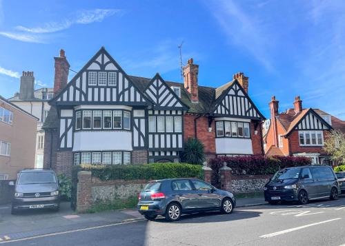 Eastbourne Seafront House | Little Chelsea Garden Flat