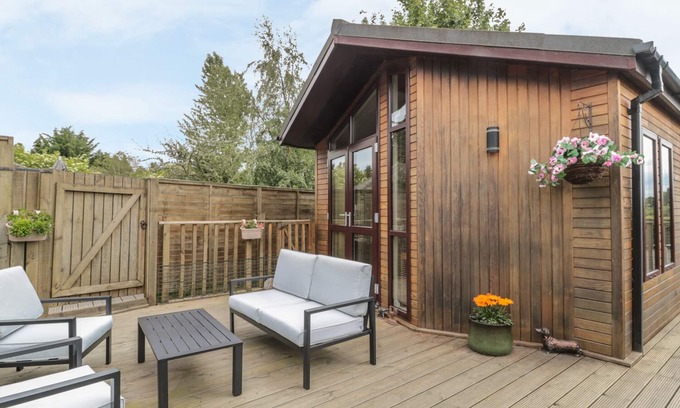 Melrose Cottage | LITTLE GEM LODGE, pet friendly, with a garden in St Boswells