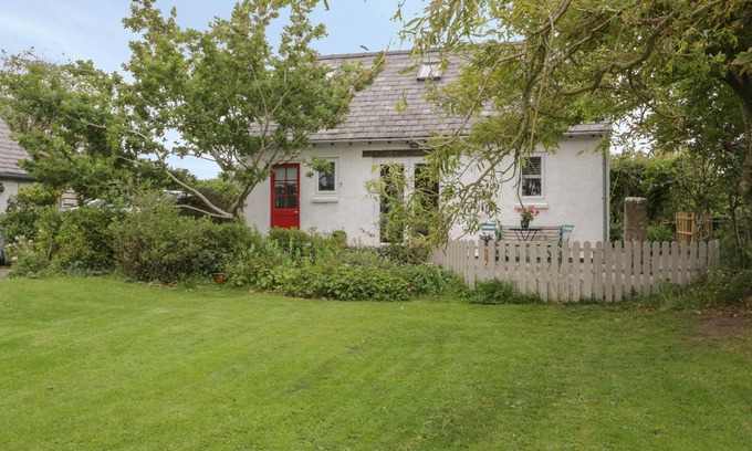 Llanddona Cottage | LITTLE HOUSE, pet friendly, with open fire in Red Wharf Bay