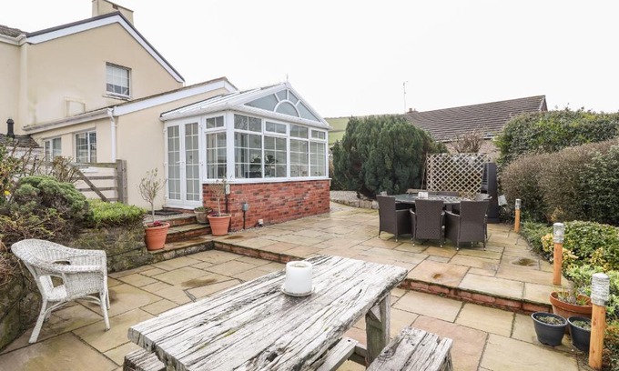 Betws yn Rhos House | Little House Ty Newydd