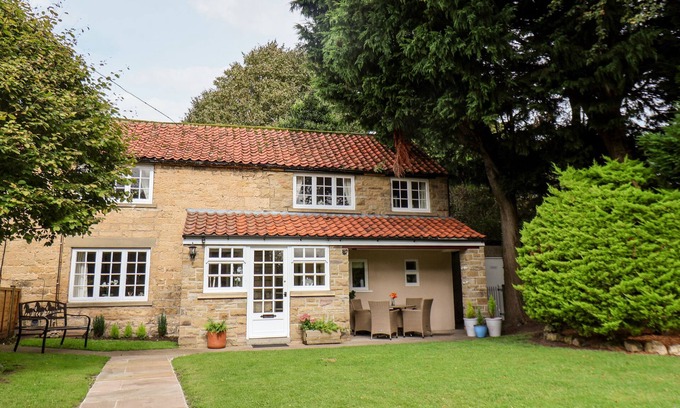 Snainton Cottage | LITTLE PINES, pet friendly, country holiday cottage in Snainton