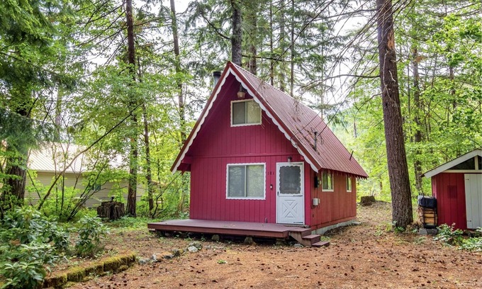 Packwood Cabin | Little Red Chalet | 1 Bed, 1 Bath