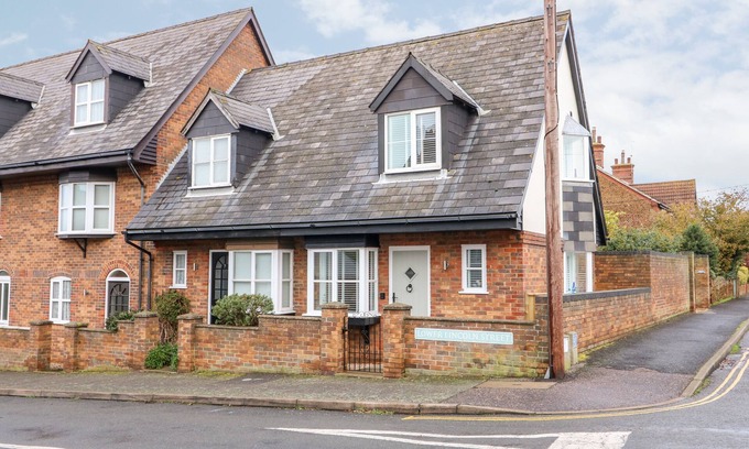 Hunstanton Cottage | LITTLE WASH COTTAGE, pet friendly, with a garden in Hunstanton
