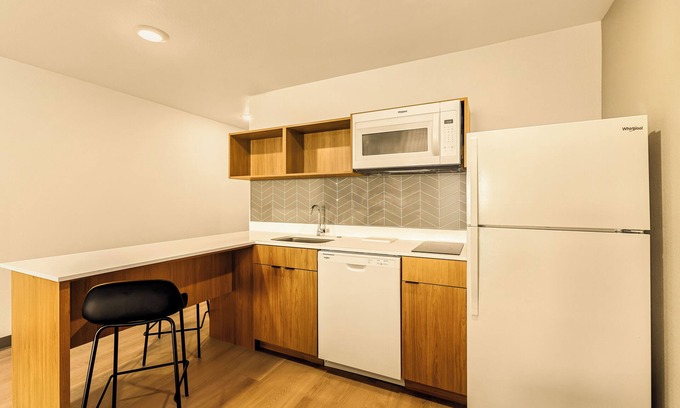 Vineyard Hotel | LivAway Suites Orem-Vineyard