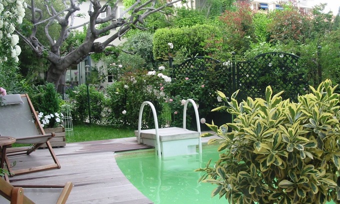 Avignon House | Live in the home of an artist . wooded garden and swimming pool in Avignon.