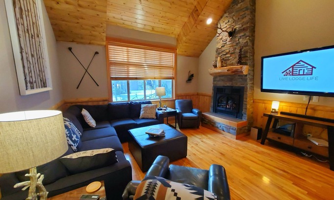 Sunriver Cabin | LIVE LODGE LIFE- Upscale decor, sleeps 15, hot tub, bikes, 10x SHARC, amazing!