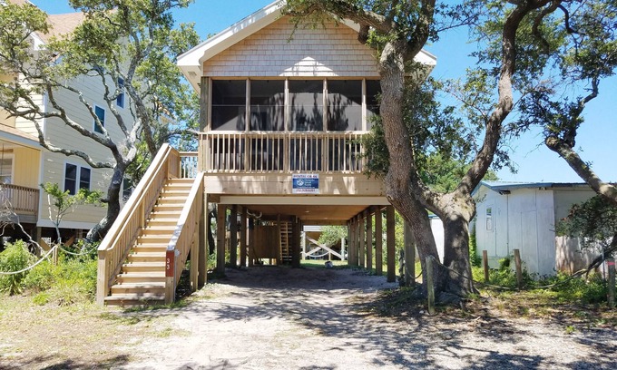 Ocracoke House | Live Oak Cottage: Newly built cottage perfect for two