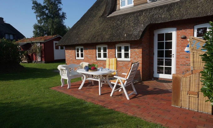 Nebel Apartment | Living in a modern thatched house in fog with a fireplace and sauna