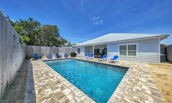Bahama Beach House | Living The Beach Life- 4BR/2BA, Sleeps 12, Huge Private Pool.