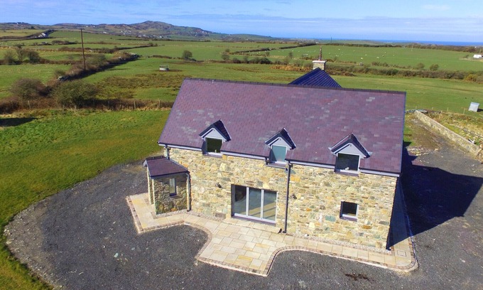 Llanddeusant House | Llanddygfael Hir - Four Bedroom House, Sleeps 8