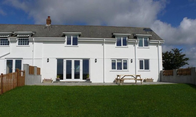 Llanrhidian Higher House | Llanelen Farm, Sleeps 4