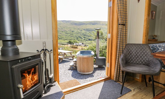Llanbedr Cottage | LLETHR - SHEPHERDS HUT, romantic, with hot tub in Llanbedr